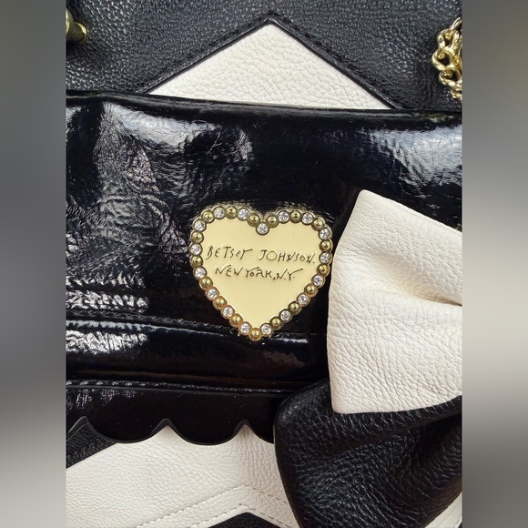 Betsey Johnson black & white shoulder chevron handbag purse with bow accent. - Picture 4 of 13